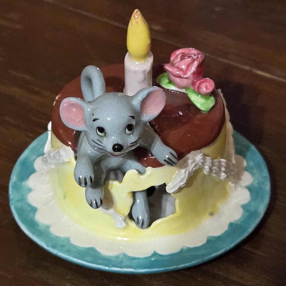 Mouse Figurine L & M  Rose Candle Cake